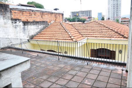 Casa à venda com 451m², 4 quartos e 6 vagas Casa à venda com 451m², 4 quartos e 6 vagasVaranda com Pomar