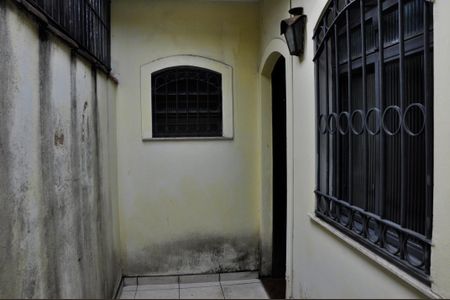 Casa à venda com 451m², 4 quartos e 6 vagas Casa à venda com 451m², 4 quartos e 6 vagasDetalhe - Varanda do Quarto 04