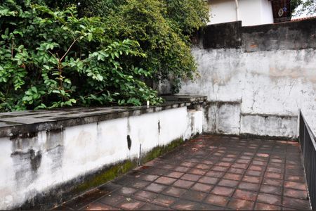 Casa à venda com 451m², 4 quartos e 6 vagas Casa à venda com 451m², 4 quartos e 6 vagasVaranda com Pomar
