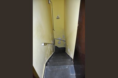 Casa à venda com 451m², 4 quartos e 6 vagas Casa à venda com 451m², 4 quartos e 6 vagasEscada Garagem