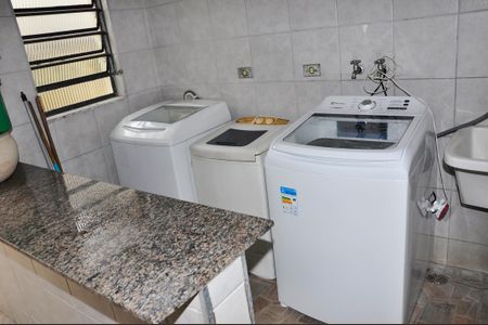 Casa à venda com 451m², 4 quartos e 6 vagas Casa à venda com 451m², 4 quartos e 6 vagasÁrea de Serviço