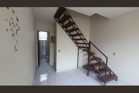 Sala de casa de condomínio para alugar com 2 quartos, 45m² em Jóquei Clube, São Gonçalo