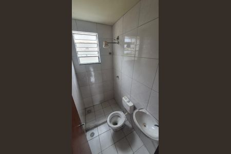 Banheiro de casa de condomínio para alugar com 2 quartos, 45m² em Jóquei Clube, São Gonçalo
