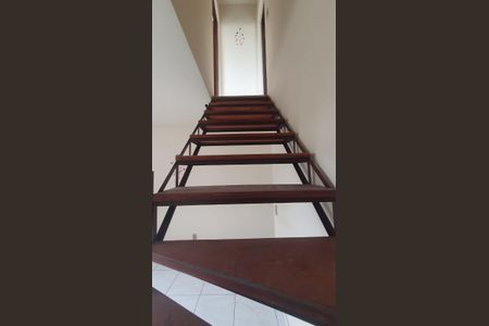 Casa de condomínio para alugar com 45m², 2 quartos e 1 vagaEscada