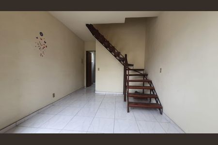 Sala de casa de condomínio para alugar com 2 quartos, 45m² em Jóquei Clube, São Gonçalo