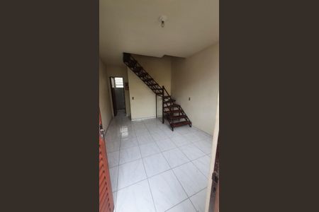 Sala de casa de condomínio para alugar com 2 quartos, 45m² em Jóquei Clube, São Gonçalo