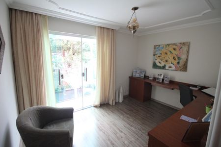 Casa à venda com 274m², 3 quartos e 6 vagasEscritório