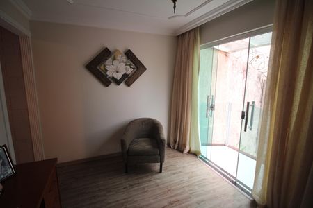 Casa à venda com 274m², 3 quartos e 6 vagasEscritório