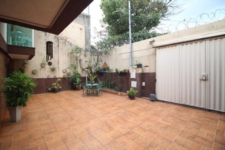 Casa à venda com 274m², 3 quartos e 6 vagasQuintal