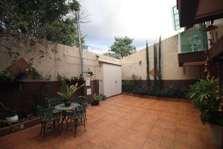Casa à venda com 274m², 3 quartos e 6 vagasQuintal