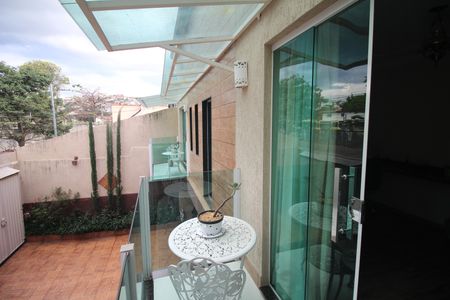 Casa à venda com 274m², 3 quartos e 6 vagasVaranda