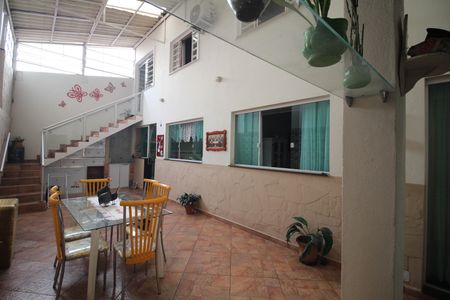 Casa à venda com 274m², 3 quartos e 6 vagasQuintal
