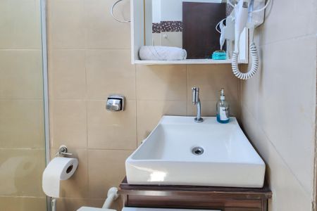 Banheiro  de apartamento à venda com 1 quarto, 32m² em Catete, Rio de Janeiro