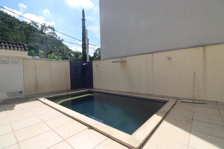Casa de condomínio à venda com 250m², 3 quartos e 2 vagasQuintal - Piscina