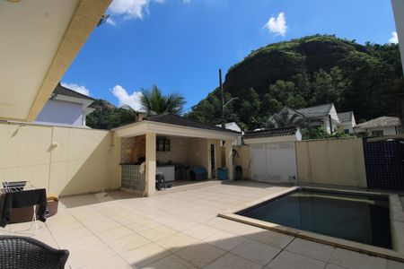 Casa de condomínio à venda com 250m², 3 quartos e 2 vagasQuintal
