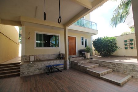 Casa de condomínio à venda com 250m², 3 quartos e 2 vagasFundos 
