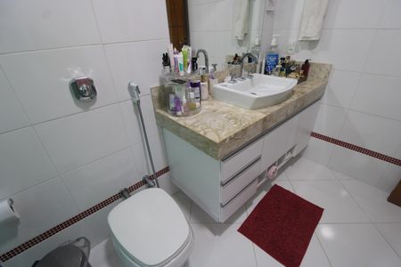Casa de condomínio à venda com 250m², 3 quartos e 2 vagasBanheiro da suíte
