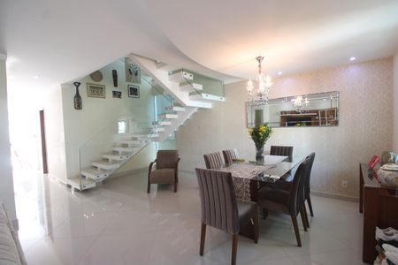 Casa de condomínio à venda com 250m², 3 quartos e 2 vagasSala