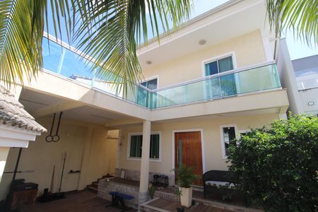 Casa de condomínio à venda com 250m², 3 quartos e 2 vagasFundos