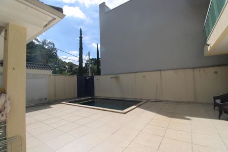 Casa de condomínio à venda com 250m², 3 quartos e 2 vagasQuintal