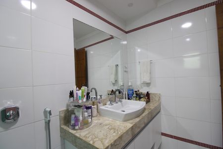 Casa de condomínio à venda com 250m², 3 quartos e 2 vagasBanheiro da suíte