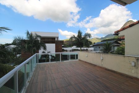Casa de condomínio à venda com 250m², 3 quartos e 2 vagasSuíte - Varanda