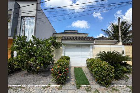 Casa de condomínio à venda com 250m², 3 quartos e 2 vagasFrente da casa 1
