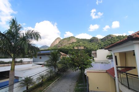 Casa de condomínio à venda com 250m², 3 quartos e 2 vagasSuíte - Varanda