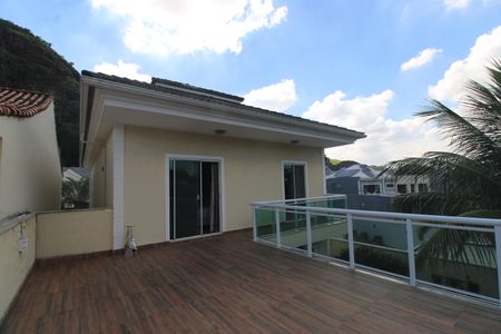 Casa de condomínio à venda com 250m², 3 quartos e 2 vagasSuíte - Varanda