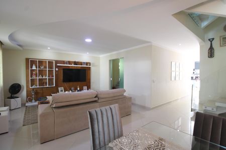 Casa de condomínio à venda com 250m², 3 quartos e 2 vagasSala