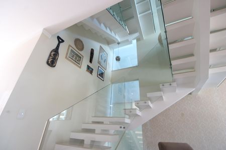 Casa de condomínio à venda com 250m², 3 quartos e 2 vagasEscada
