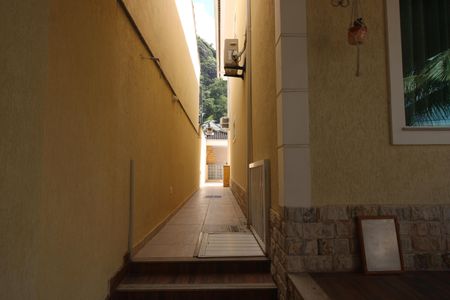 Casa de condomínio à venda com 250m², 3 quartos e 2 vagasLateral 1
