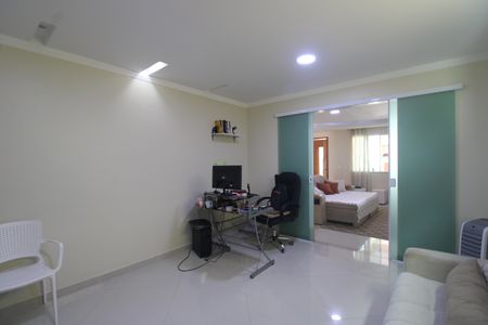 Casa de condomínio à venda com 250m², 3 quartos e 2 vagasEscritório