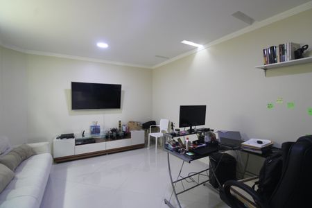 Casa de condomínio à venda com 250m², 3 quartos e 2 vagasEscritório