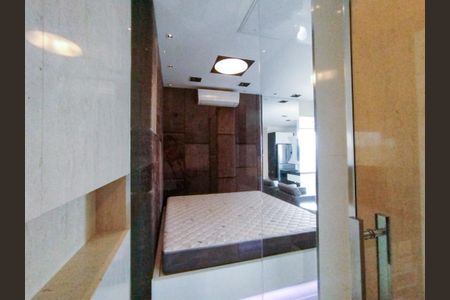Studio à venda com 50m², 1 quarto e 1 vagaBanheiro - vista do box com parede de vidro