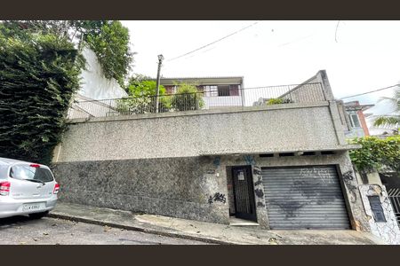 Casa à venda com 300m², 3 quartos e 1 vaga Casa à venda com 300m², 3 quartos e 1 vagaFachada