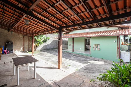 Casa à venda com 180m², 3 quartos e 2 vagas Casa à venda com 180m², 3 quartos e 2 vagasQuintal