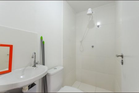 Banheiro de kitnet/studio para alugar com 1 quarto, 18m² em Jardim Jaragua, São Paulo