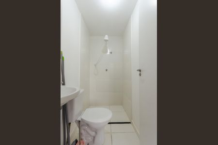 Banheiro de kitnet/studio para alugar com 1 quarto, 18m² em Jardim Jaragua, São Paulo