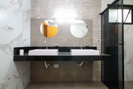 Casa de condomínio para alugar com 340m², 4 quartos e 8 vagasBanheiro Suíte 2