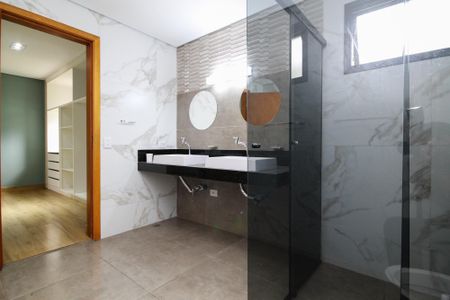 Casa de condomínio para alugar com 340m², 4 quartos e 8 vagasBanheiro Suíte 2