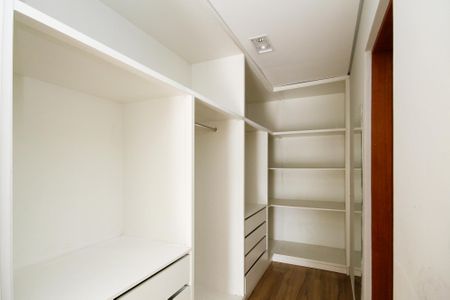 Casa de condomínio para alugar com 340m², 4 quartos e 8 vagasCloset Suíte 3