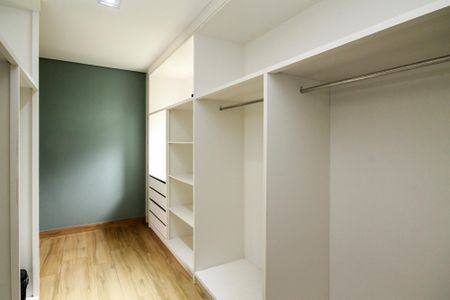 Casa de condomínio para alugar com 340m², 4 quartos e 8 vagasCloset Suíte 2