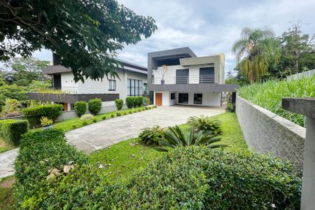 Casa de condomínio para alugar com 340m², 4 quartos e 8 vagasFachada Casa