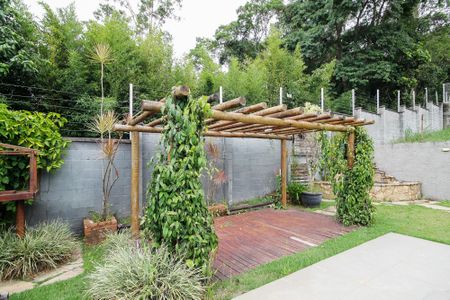 Casa de condomínio para alugar com 340m², 4 quartos e 8 vagasQuintal