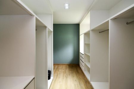 Casa de condomínio para alugar com 340m², 4 quartos e 8 vagasCloset Suíte 2