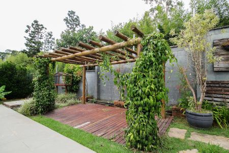 Casa de condomínio para alugar com 340m², 4 quartos e 8 vagasQuintal