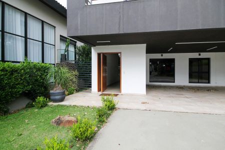 Casa de condomínio para alugar com 340m², 4 quartos e 8 vagasEntrada