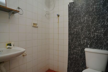 Banheiro de kitnet/studio para alugar com 1 quarto, 51m² em 0, Maricá