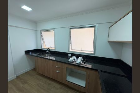 Cozinha de apartamento à venda com 1 quarto, 54m² em Cambuí, Campinas